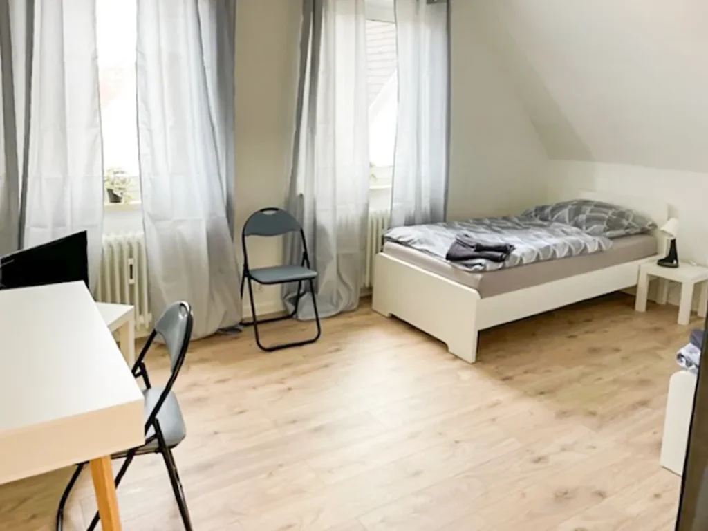 Monteurzimmer Beispiel mit Bett und Tisch