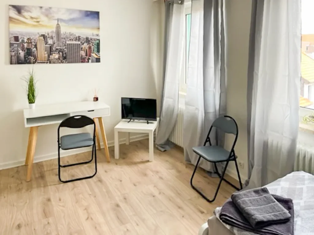 Monteurzimmer Beispiel mit Tisch und TV
