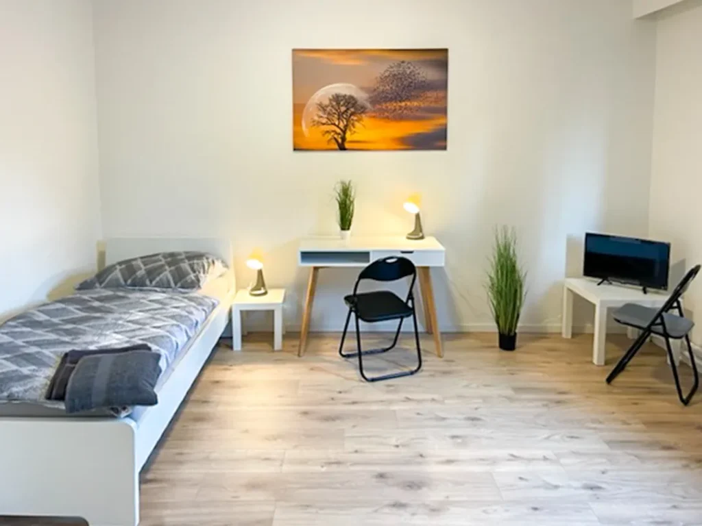 Monteurzimmer Beispiel mit Bett und TV